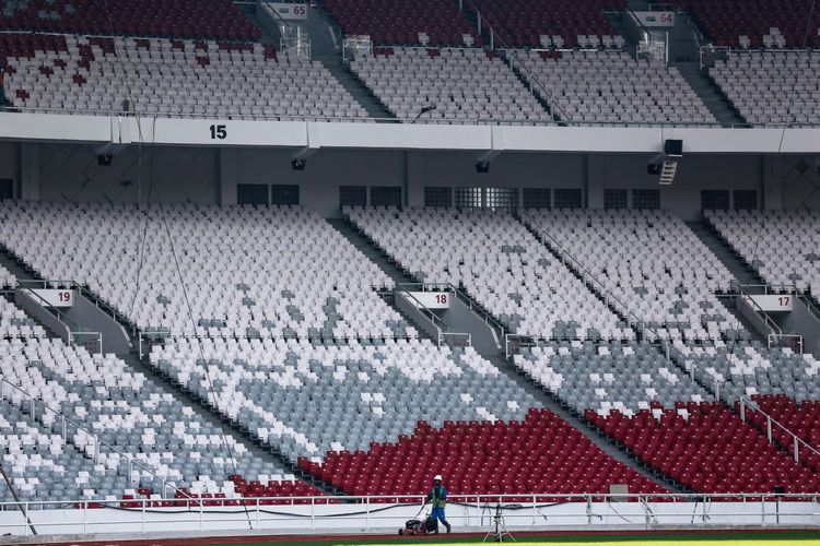 Progres pembangunan renovasi Stadion Utama Gelora Bung Karno untuk Asian Games 2018 di Kompleks Gelora Bung Karno (GBK), Senayan, Jakarta Pusat, Kamis (23/11/2017). Mengutip data Kementerian Pekerjaan Umum dan Perumahan Rakyat (PUPR), hingga kini progres pembangunan secara keseluruhan telah mencapai 87,27 persen dan ditargetkan selesai bertahap hingga Desember 2017.