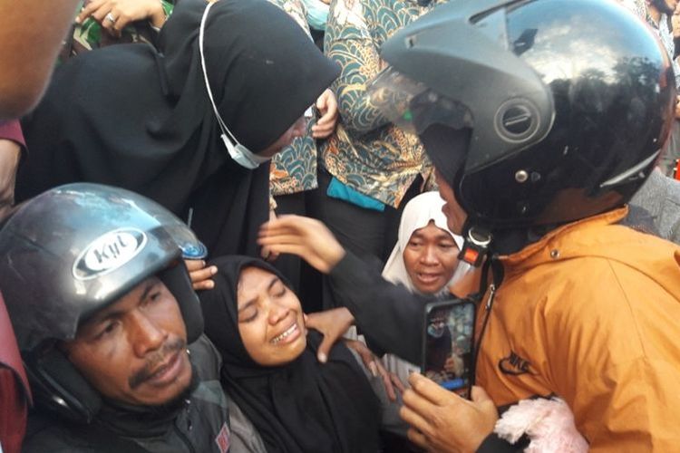 Kedatangan jenazah korban luka tembak, mahasiswa Universitas Halu Oleo Kendari , Randy disambut isak tangis keluarganya di Desa Lakarinta, Kecamatan Lohia, Kabupaten Muna, Sulawesi tenggara, Jumat (27/9/2019) pagi.