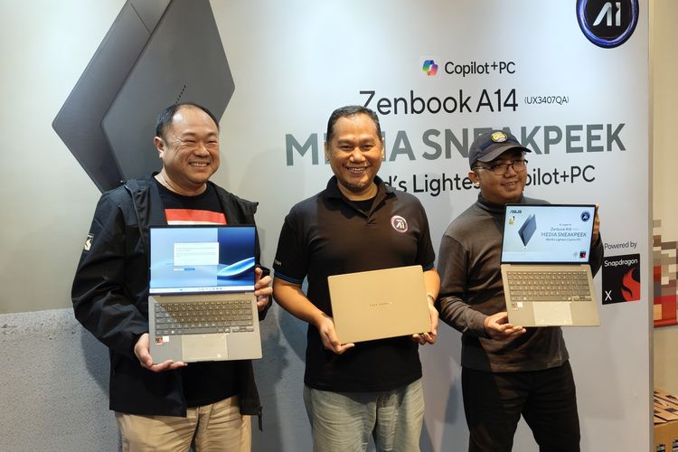 Senior Marketing Manager Qualcomm Technologies Indonesia, Dominikus Susanto (kiri), Head of Public Relations Asus Indonesia, Muhammad Firman (tengah) dan Technical PR ASUS Indonesia, Riandanu Utomo (kanan) dalam acara Media Sneak Peek Asus Zenbook A14 di Aloft Hotel Wahid Hasyim, Jakarta Pusat, Kamis (6/2/2025).