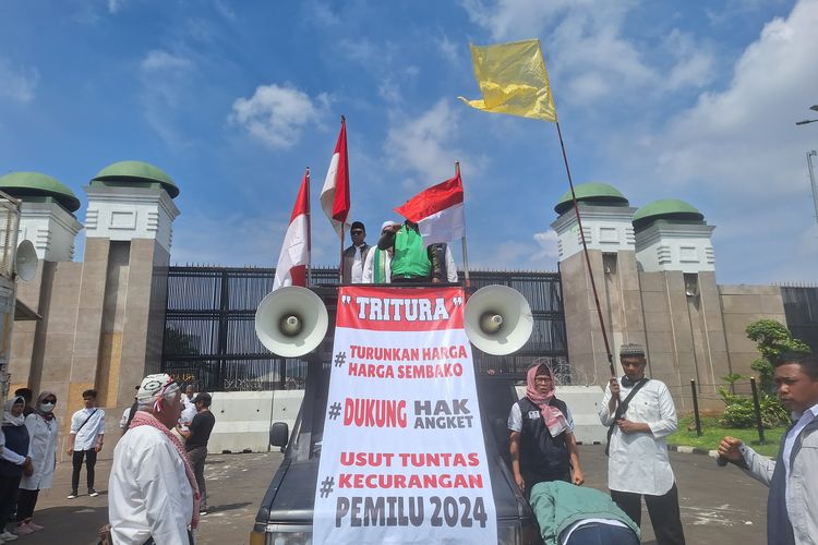 Massa yang mengatasnamakan AREA (Aliansi Relawan Anies) menggelar unjuk rasa di depan Gedung MPR/DPR RI, Jakarta, Jumat (1/3/2024).