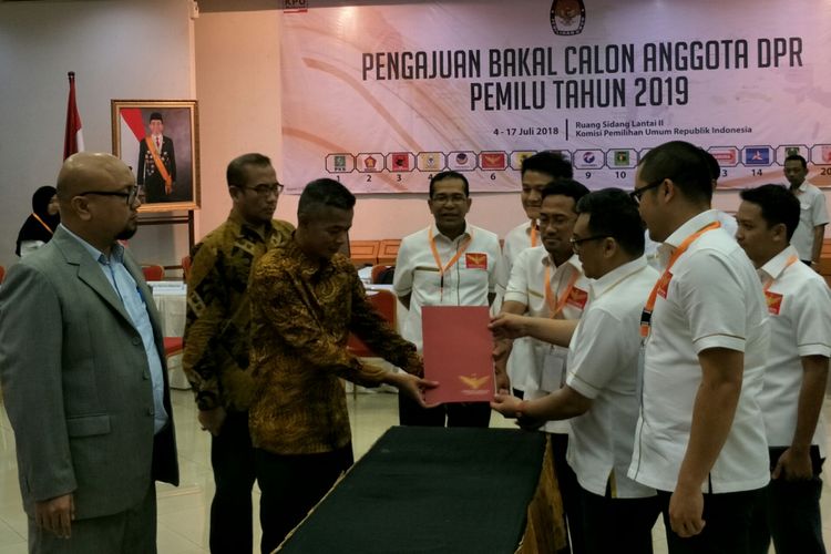 Partai Gerakan Perubahan Indonesia (Partai Garuda) mendaftarkan para bakal calon anggota legislatifnya untuk Pemilu Legislatif 2019 ke Komisi Pemilihan Umum (KPU) RI, Jakarta, Selasa (17/7/2018). 