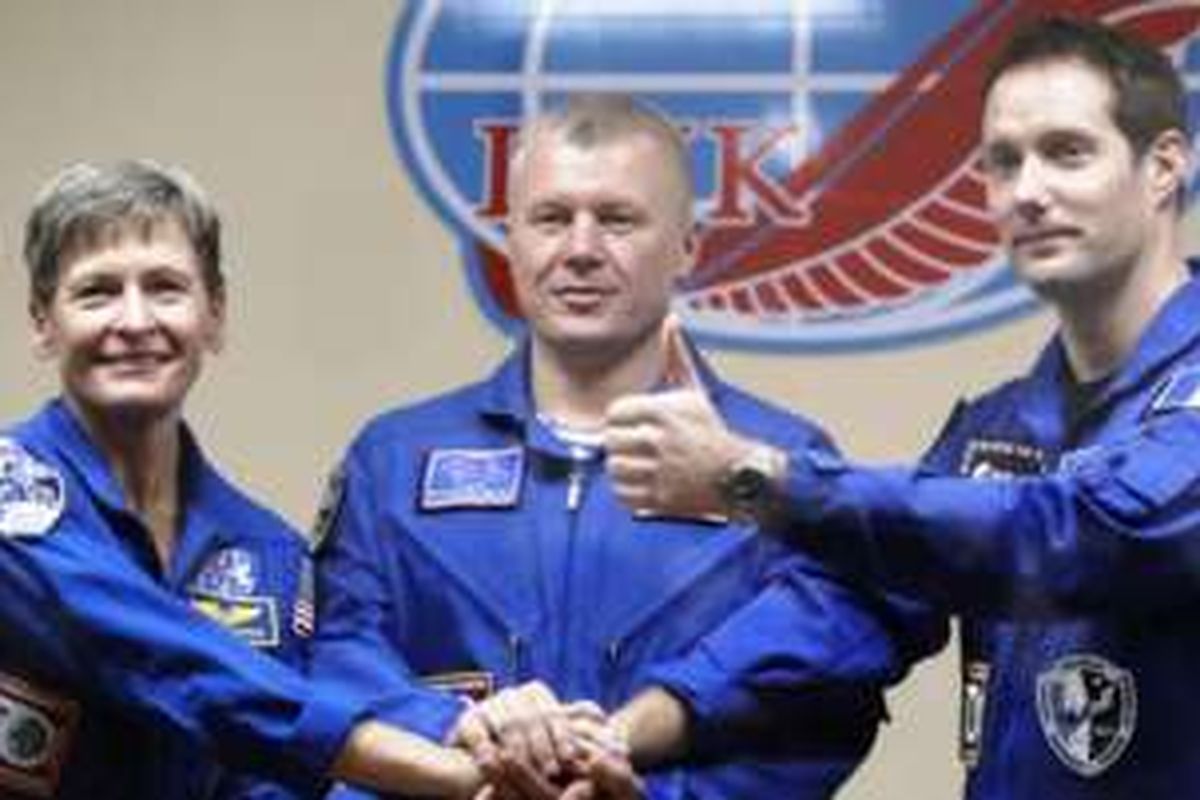 Peggy Whitson bersama astronot Perancis Thomas Pesquet (kanan) dan kosmonot Rusia Oleg Novitsky di Kosmodrom Baikonur, Kazakhstan, Selasa (16/11/2016).
