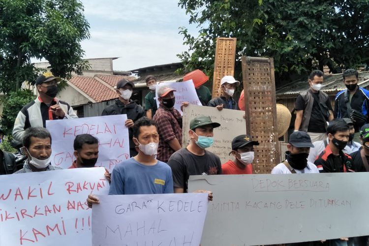 Akibat melambungnya harga kedelai, ratusan perajin tempe gelar aksi protes di Sentra Produksi Tempe, Kelurahan Tugu, Kecamatan Cimanggis, Depok, Senin (21/2/2022).