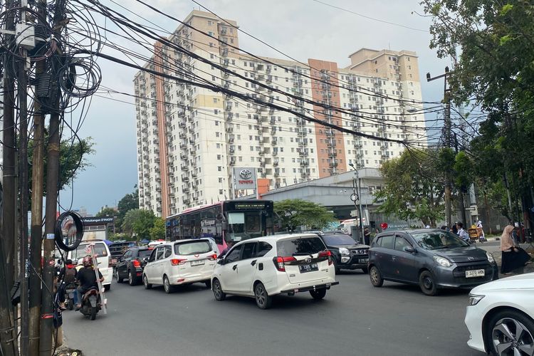 Keluhkan Kabel Menjuntai di Jalan Ciledug, Warga: Kami Maunya Dipotong Aja
