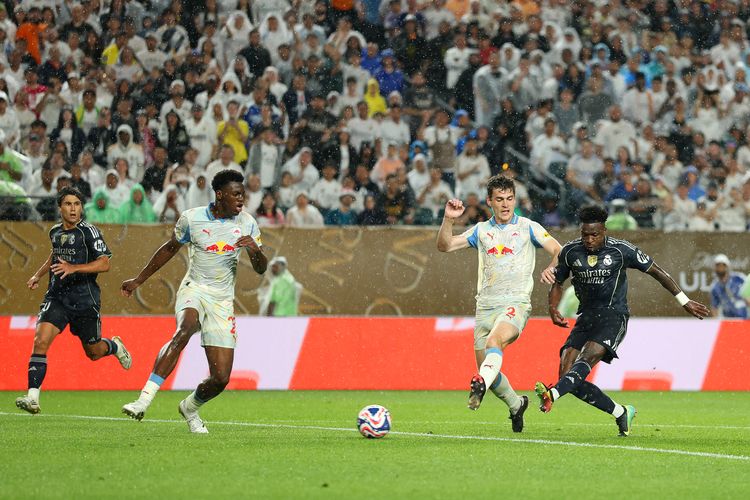 Vinicius Juniordari Real Madrid mencetak gol pertama timnya pada laga Grup H Piala Dunia Antarklub FIFA 2025 FC Red Bull Salzburg vs Real Madrid CF di Lincoln Financial Field pada tanggal 26 Juni 2025 di Philadelphia, Pennsylvania.