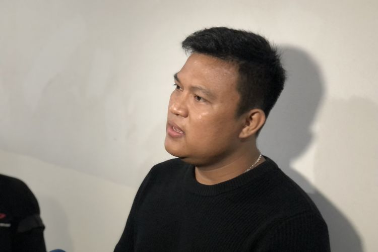 Posan Tobing bicara soal mendiang Bens Leo ditemui di Pengadilan Negeri Jakarta Pusat, Senin (29/11/2021). 