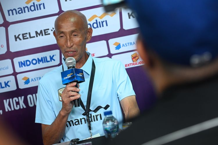 Pelatih kepala Timnas Putri Indonesia Satoru Mochizuki dalam jumpa pers usai FIFA Women?s Match Day berlangsung di Stadion Arcamanik, Bandung, Selasa (9/6/20226). 