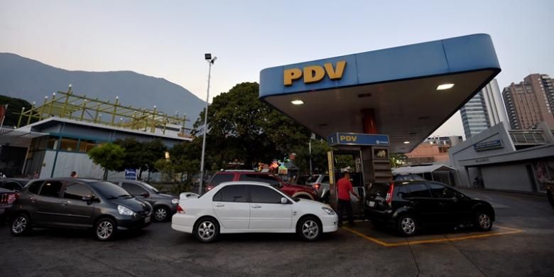 Sejumlah mobil terlihat antre mengisi bahan bakar di sebuah SPBU di kota Caracas, Venezuela. Mulai Jumat (18/2/2016) harga BBM di negeri itu naik rata-rata 6.000 persen.