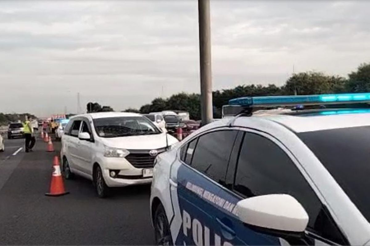 Contraflow Tol Jakarta-Cikampek.