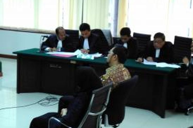 Bupati nonaktif Empat Lawang Budi Antoni dan istrinya, Suzana, didakwa menyuap mantan Ketua MK Akil Mochtar terkait sengketa Pilkada Empat Lawang, di Pengadilan Tipikor, Jakarta, Kamis (17/9/2015).