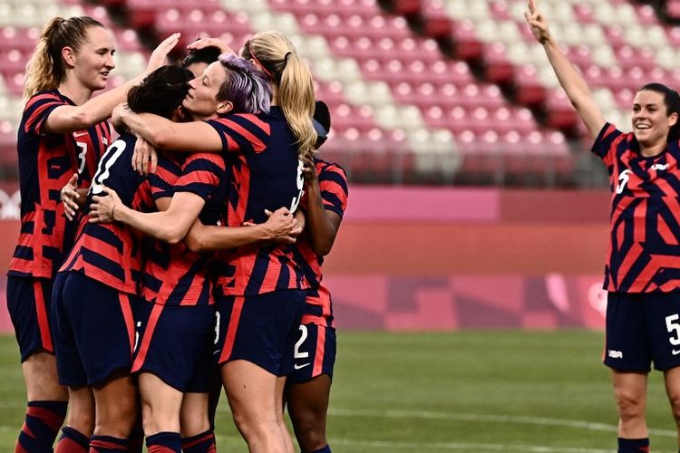 Timnas putri Amerika Serikat merayakan gol melawan Australia pada pertandingan perebutan medali perunggu di Ibaraki Kashima Stadium, Kamis (5/8/2021). 