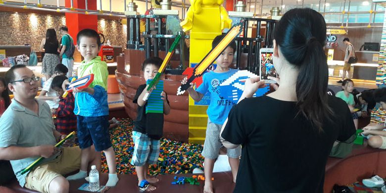 Anak-anak bersama orangtua di Hotel Legoland, Legoland Malaysia Resort, Johor Bahru, Malaysia, Sabtu (29/6/2019).