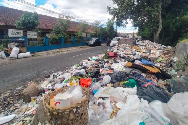 Murid SDN Argasari Kecamatan Cihideung Kota Tasikmalaya, Jawa Barat, selama ini proses KBM-nya terganggu bau sampah menyengat sampai pindah ruangan ke Mushala, Selasa (21/2/2023).