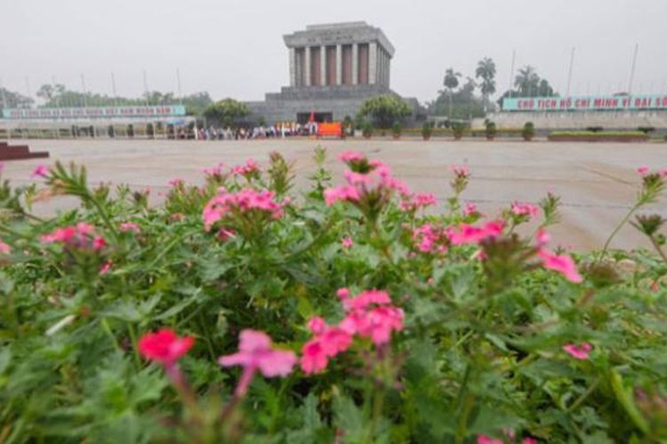 Mausoleum Ho Chi Minh terletak di tengah Lapangan Ba Dinh, Kota Hanoi, Vietnam.