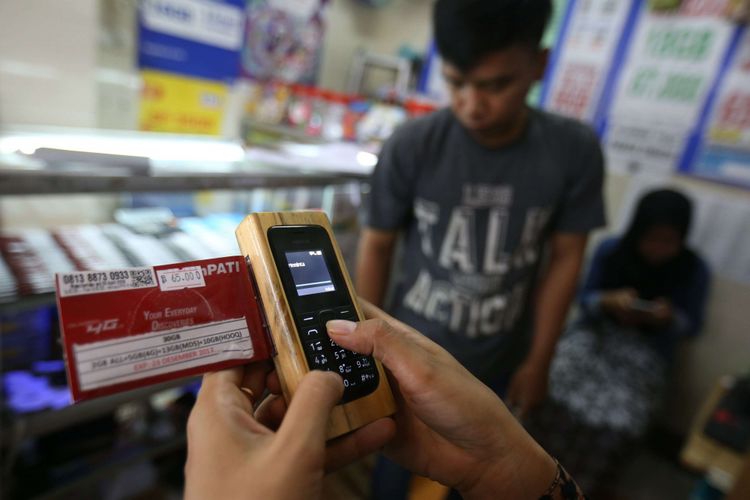 Seorang pedagang terlihat sedang registrasi SIM card di gerai miliknya di kawasan Bumi Serpong Damai, Tangerang, Banten, Selasa (7/11/2017). Pemerintah mewajibkan registrasi ulang SIM card bagi para pengguna telepon seluler hingga 28 Februari 2018 dengan memakai nomor NIK dan kartu keluarga (KK). 