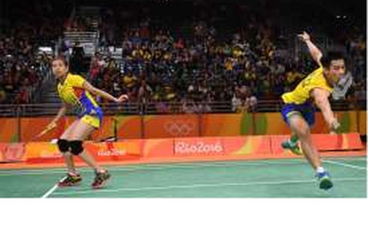 Ganda campuran Malaysia, Chan Peng Soon (kanan) dan Goh Liu Ying, ketika mengembalikan bola pemain Thailand Bodin Isara/Savitree Amitrapai pada pertandingan penyisihan Grup C Olimpiade Rio di Stadion Riocentro, Rio de Janeiro, Kamis (11/8/2016).