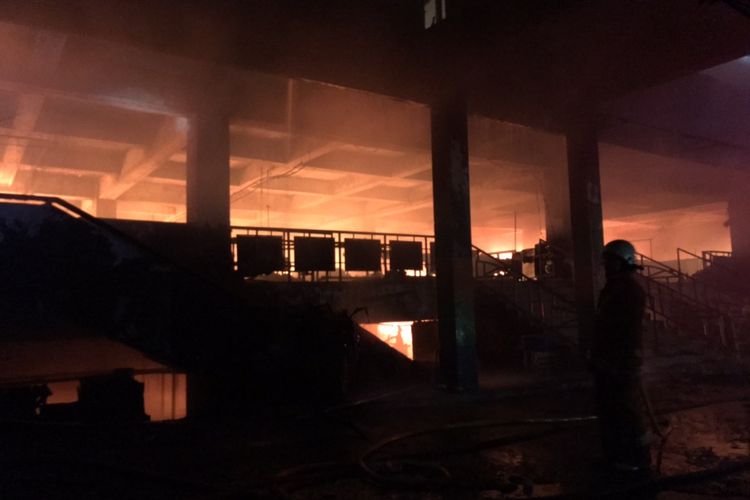 Kebakaran di Pasar Inpres tepatnya di kawasan Komplek Pasar Minggu, Jakarta Selatan masih berkobar pada Senin (12/4/2021) malam.