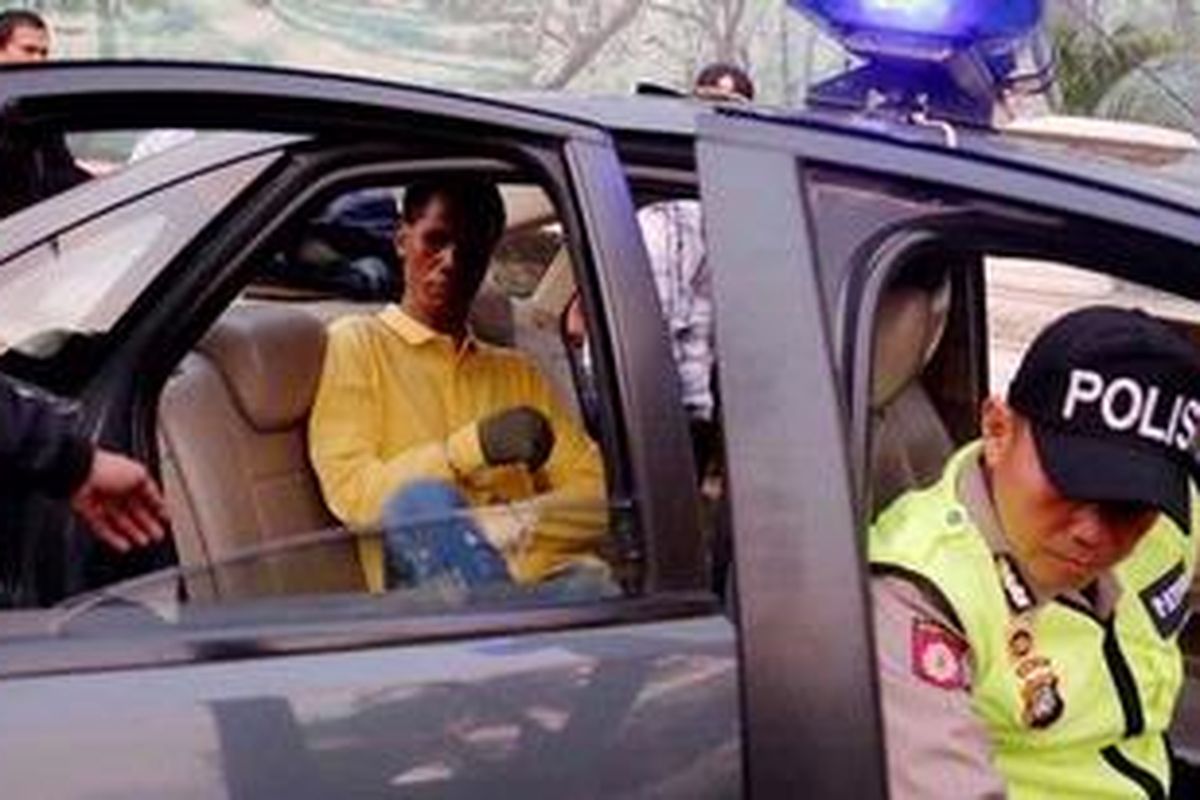 Hercules (baju kuning) ditangkap bersama 45 anak buahnya di kawasan apartemen dan ruko di Jalan Lapangan Bola, Srengseng, Jakarta, Jumat (8/3/2013). Selain 45 orang tersebut dan Hercules, juga ditangkap 5 orang anak buahnya di lokasi yang lain. Penangkapan dilakukan setelah terjadi bentrok dan penyerangan dari kelompok Herkules kepada polisi di kawasan tersebut. KOMPAS/LASTI KURNIA