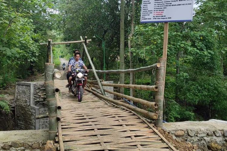 JEMBATAN ANYAMAN BAMBU—Inilah jembatan anyaman bambu yang menghubungkan Desa Pandak dan Desa Bulak Kecamatan Balong, Kabupaten Ponorogo. Jembatan itu menjadi viral lantaran terdapat papan proyek menyebutkan nilai pembangunannya hampir mencapai Rp 200 juta.