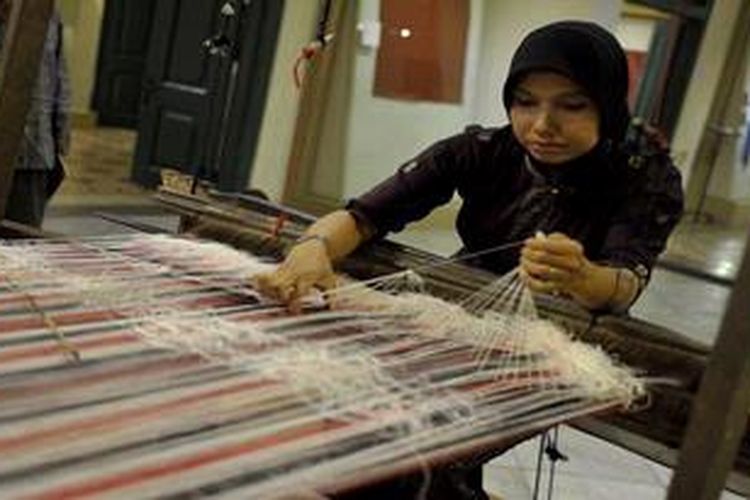 Salah satu warisan budaya Kota Tua Sawahlunto yaitu songket silungkang dipamerkan dalam "Sawahlunto Kreatif" di Museum Tekstil Jakarta, Selasa (17/4/2013). Pameran ini akan berlangsung hingga 26 April mendatang
