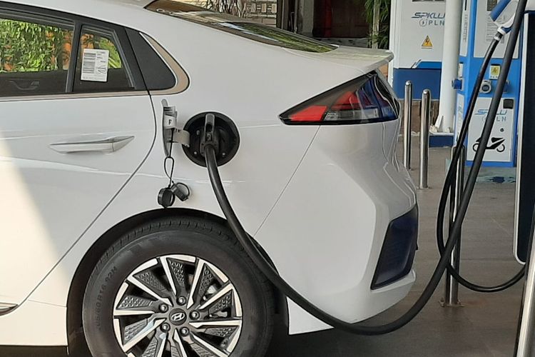 Ilustrasi proses charge mobil listrik Hyundai Ioniq