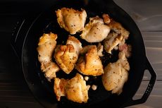 Cara Memasak Ayam agar Kulitnya Renyah, Hanya Pakai Garam
