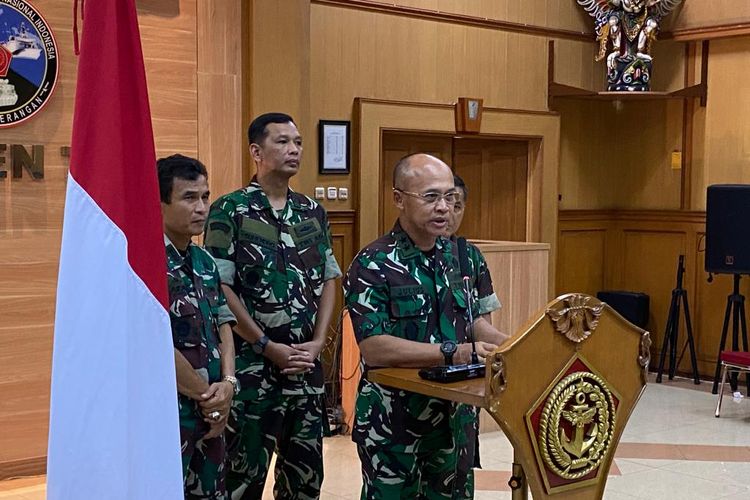 Kepala Pusat Penerangan (Kapuspen) TNI Laksamana Muda (Laksda) Julius Widjojono saat konferensi pers terkait penyerangan KKB, di Mabes TNI, Jakarta Timur, Minggu (16/4/2023). 