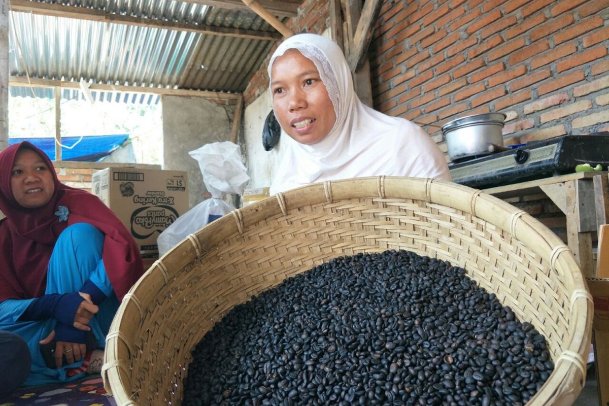 Pengusaha UMKM Nurul Inayati menunjukan kopi luwak yang akan dia jual. Nurul merupakan pengusaha UMKM yang terkena gempa Lombok pada 5 Juli 2018. Foto diambil ketika Kompas.com menemuinya di kediamannya pada Senin (20/8/2018). 