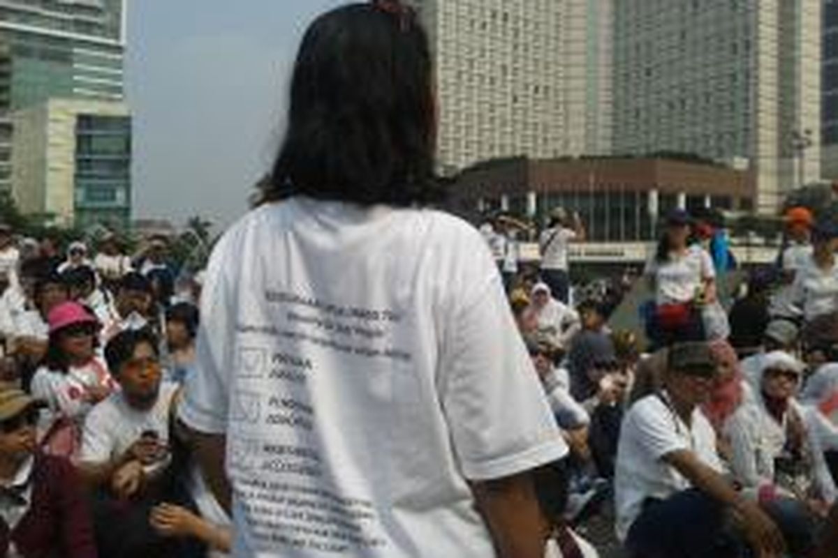 Puluhan penyandang tuna rungu saat melakukan aksi damai di kawasan Bundaran HI, Jakarta, Minggu (29/9/2013)