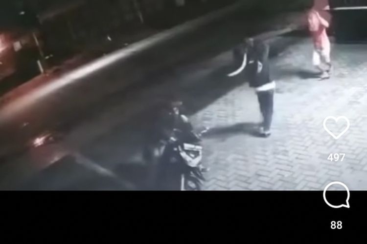 Tangkapan layar video aksi begal bawa celurit rampas sepeda motor korbannya di Tembung, Deli Serdang pada Senin (13/11/2022) dinihari. Korbannya sempat melawan dengan tangan kosong.