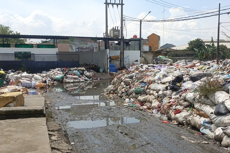 Sampah Menggunung di TPS Pasar Baleendah, Pemkab Bandung Menanti Respons Penambahan Kuota