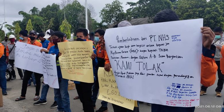 Aksi demo buruh dan mandor koperasi TKBM Tunon Taka Nunukan Kaltara di depan Kantor KSOP Nunukan, Sabtu (12/6/2021). Para buruh menuding KSOP melakukan pembiaran dengan adanya buruh selain TKBM melakukan bongkar muat batu bara