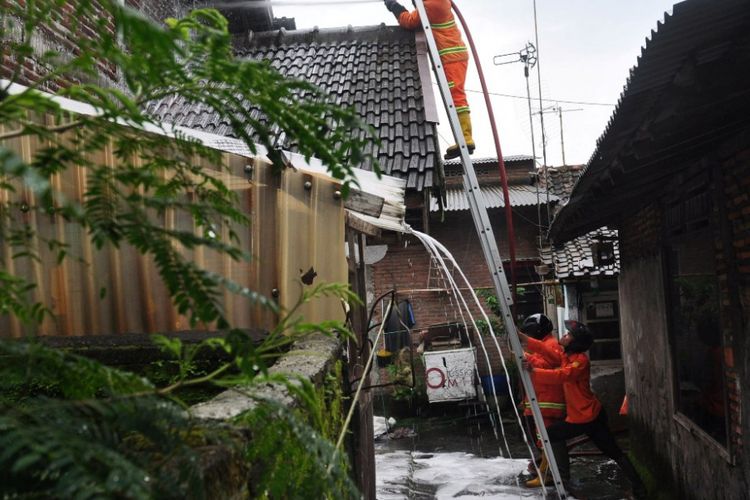 Tim SAR Bumi Serasi dan regu pemadam kebakaran tengah mengevakuasi sarang lebah tawon gung yang berada di atas rumah milik Gufron (42) warga Jalan Merpati III RT 2 RW I, Kelurahan Bandarjo, Ungaran, Kabupaten Semarang, Selasa (4/4/2017) siang.