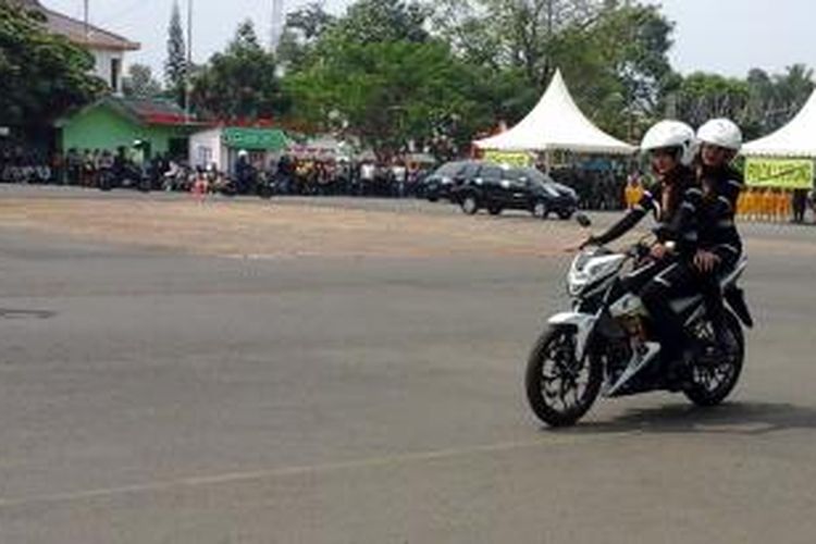 SPG motor keliling di tengah acara simulasi huru-hara pelaksanaan pemilukada serentak 2015 di Lapangan Enggal Kota Bandarlampung