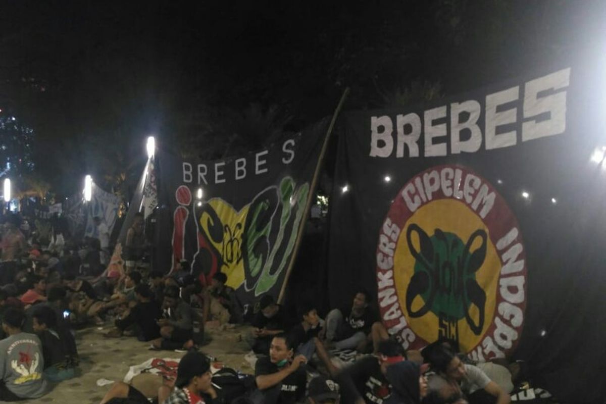 Ratusan bendera Slank yang dipajang oleh para Slankers menghiasi akses masuk GBK, Senayan, Jakarta Pusat, Minggu (23/12/2018). Slank menggelar konser perayaan 35 tahun mereka bermusik dengan tajuk Indonesia Now.