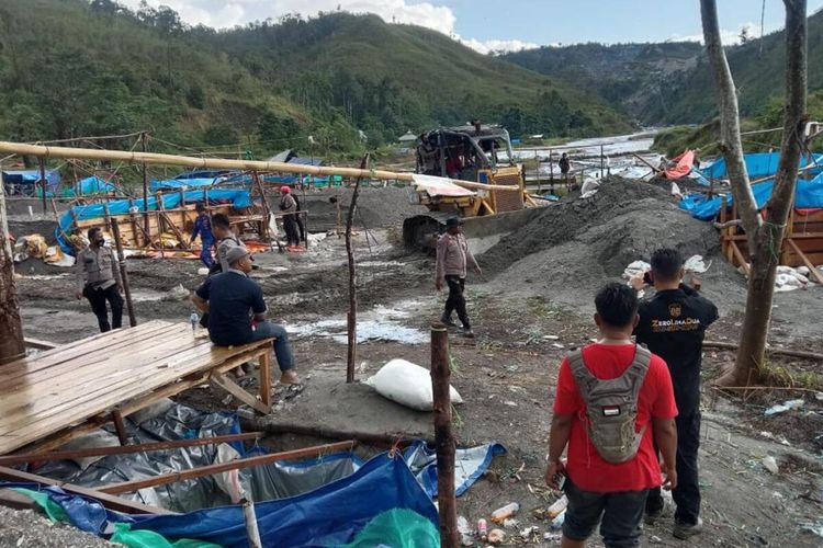 Aparat Polres Pulau Buru menggelar aksi penertiban dengan mengerahkan satu unit alat berat di kawasan Gunung Botak, Desa Kayeli, Kabupaten Buru, Kamis (9/12/2021).