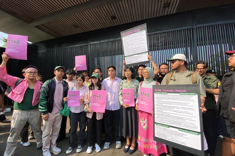 Kolektif 17+8 Indonesia Berbenah, yang terdiri dari masyarakat sipil, influencer, musisi, dan komunitas mendatangi Gerbang Pancasila Kompleks DPR RI di Senayan, Jakarta Pusat, Kamis (4/9/2025). Mereka adalah Jerhemy Owen, Jerome Polin, Abigail Limuria, Andovi da Lopez, Andhyta F. Utami (Afu), Fathia Izzati, Jovial da Lopez, hingga Ferry Irwandi. 