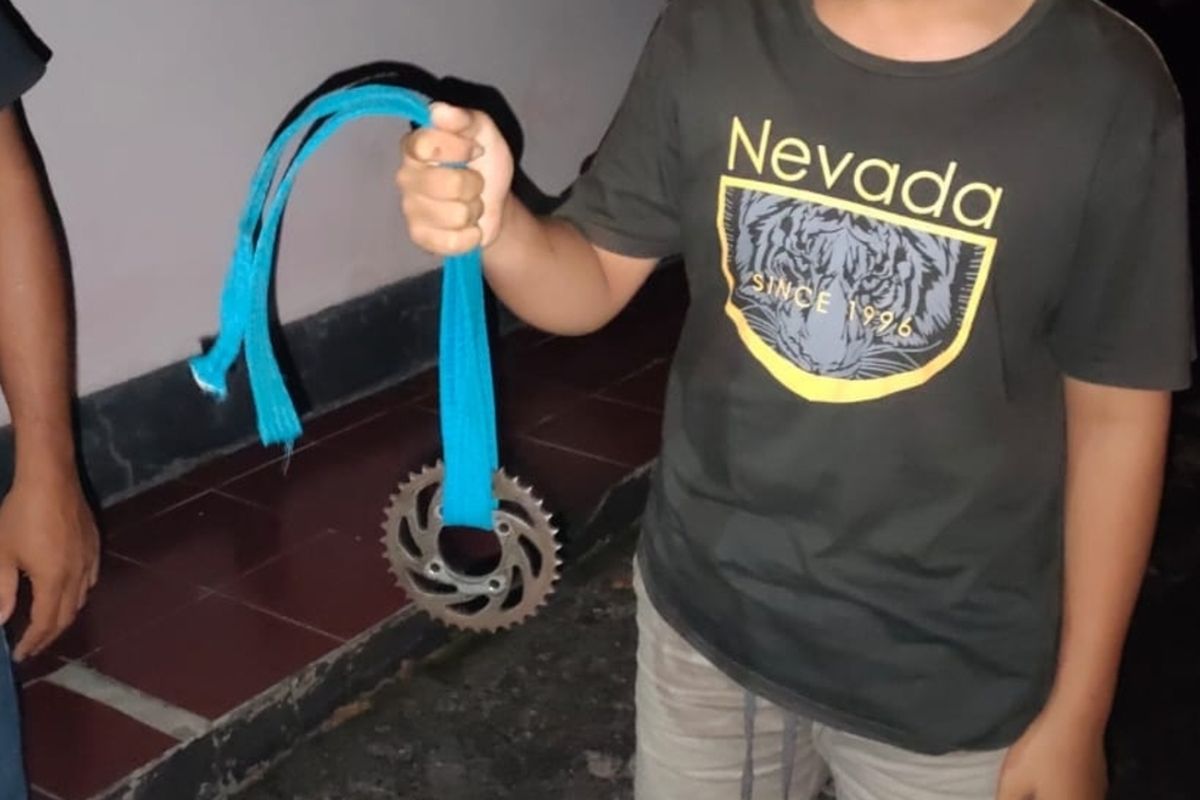 Polisi menyita senjata tajam pedang, celurit dan gir dari sekelompok anak yang mengaku geng pelajar di Kabupaten Kulon Progo, Daerah Istimewa Yogyakarta. Sajam dipakai untuk pose pengambilan video TikTok dan disebarkan ke grup WhatsApp. Belakangan ini, polisi sedang menekan perkembangan geng anak yang tengah marak di DIY.