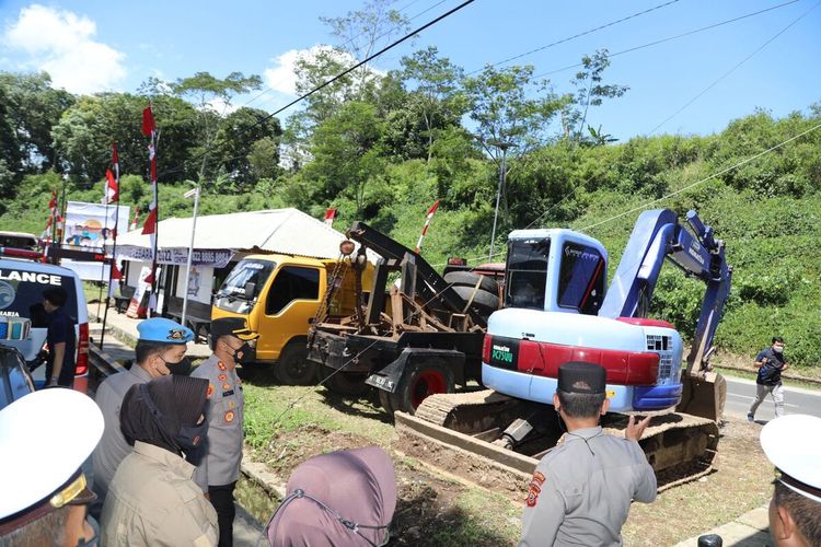 Petugas Polresta Tasikmalaya sedang memeriksa kesiapan pos terpadu menjelang puncak arus mudik di Tanjakan Gentong, Kabupaten Tasikmalaya, Jawa Barat, Sabtu (23/4/2022).