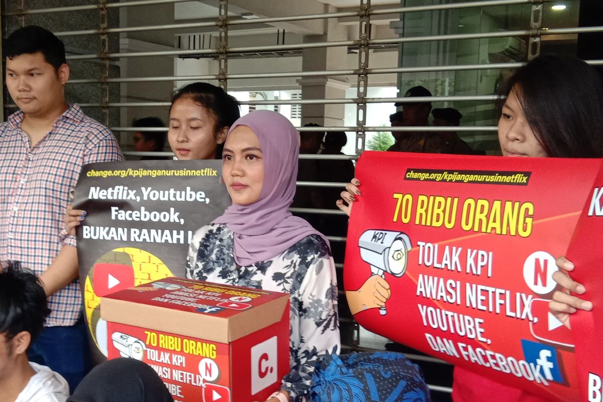 Data Nasution selaku penggagas petisi Tolak KPI Awasi YouTube, Facebook, dan Netflix menyerahkan petisi tersebut kepada perwakilan KPI di kantor KPI, Jakarta Pusat, Rabu (14/8/2019).