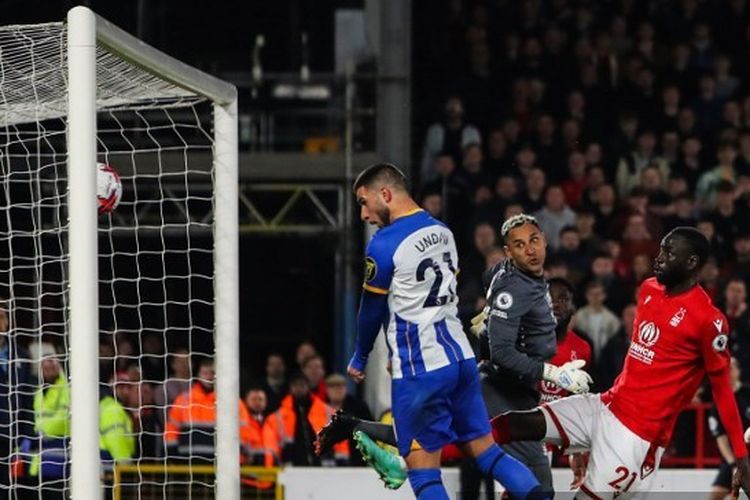 Striker Brighton, Deniz Undav (kiri), menyundul bola dan mencetak gol meskipun dianulir akibat offside dalam pertandingan Premier League melawan Nottingham Forest di The City Ground, Nottingham, 26 April 2023.