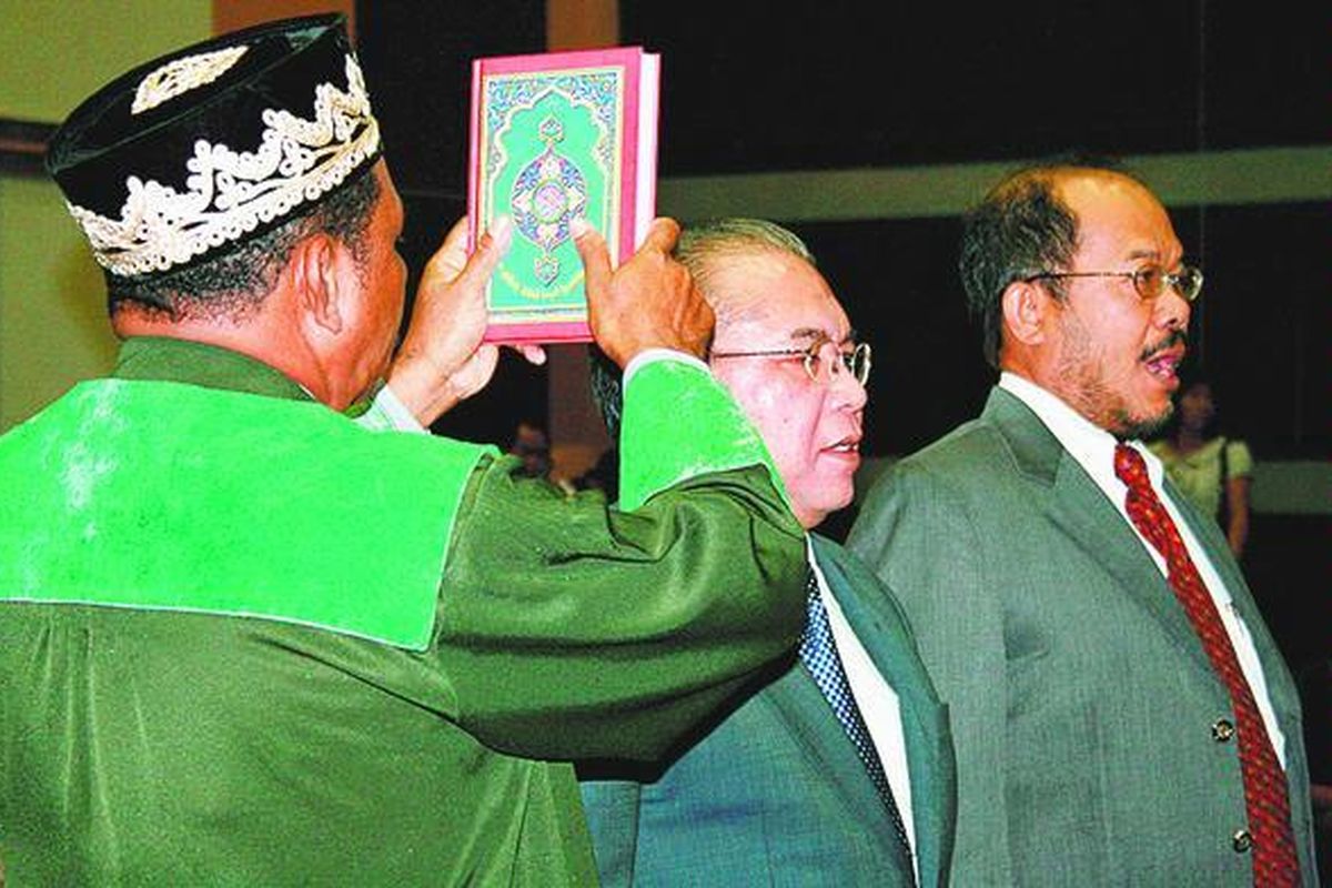 Pengamat perminyakan, Kurtubi (kanan) dan Wahyudin Yudiana Ardiwinata, mengucapkan sumpah sebagai saksi ahli sebelum menyampaikan keterangan kepada Panitia Angket Dewan Perwakilan Rakyat tentang kenaikan harga bahan bakar minyak. Pengambilan sumpah dilakukan rohaniwan Kepala Kantor Wilayah Departemen Agama Abdul Gafur di Gedung Nusantara III DPR, Rabu (27/8).  