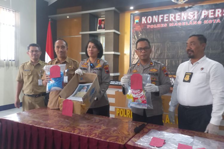 Penemuan bayi di Kelurahan Kedungsari, Kecamatan Magelang Utara, Kota Magelang, Jawa Tengah menggegerkan warga sekitar. 