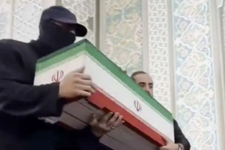 Misteri Pria Bertopeng di Pemakaman Khamenei Terungkap, Sempat Dikira Mojtaba
