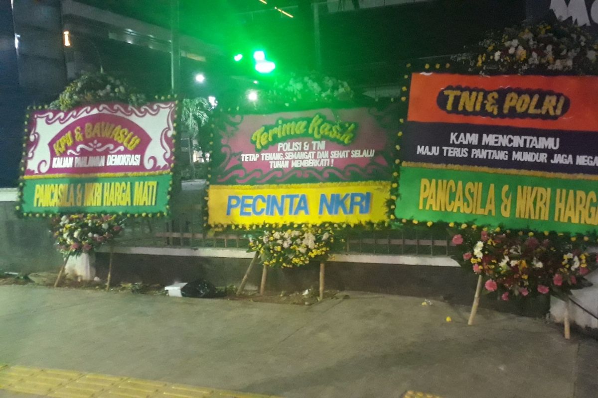 Tiga karangan bunga Pancasila & NKRI Harga Mati bersandar di pagar pusat perbelanjaan Sarinah, Jalam MH. Thamrin, Jakarta Pusat, Kamis (23/5/2019).