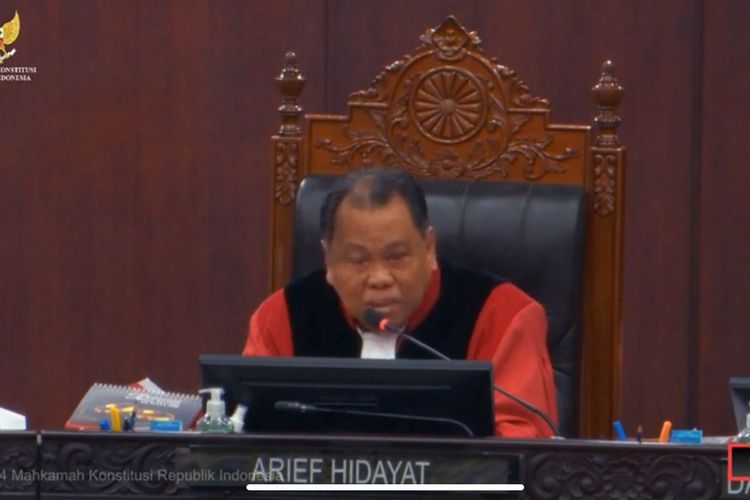 Hakim konstitusi Arief Hidayat menegur Badan Pengawas Pemilu (Bawaslu) dalam sidang lanjutan sengketa Pilpres 2024 dengan agenda pemeriksaan saksi dan ahli di Gedung mahkamah Konstitusi (MK), Jakarta Pusat, Senin (1/4/2024). 