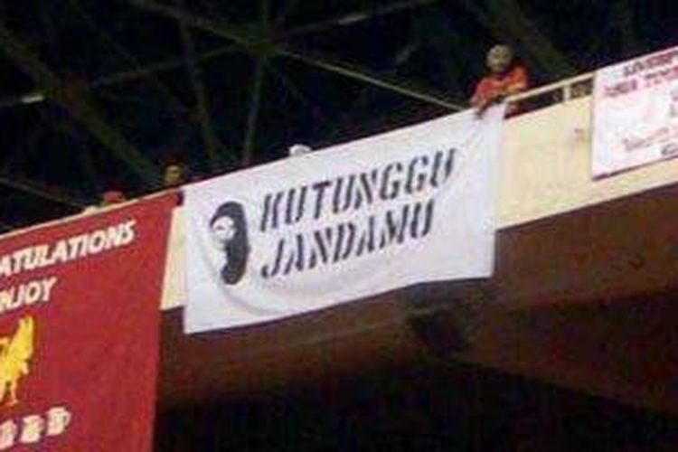 Spanduk yang dipasang saat Liverpool lawan Indonesia di Gelora Bung Karno, Senayan, Jakarta.