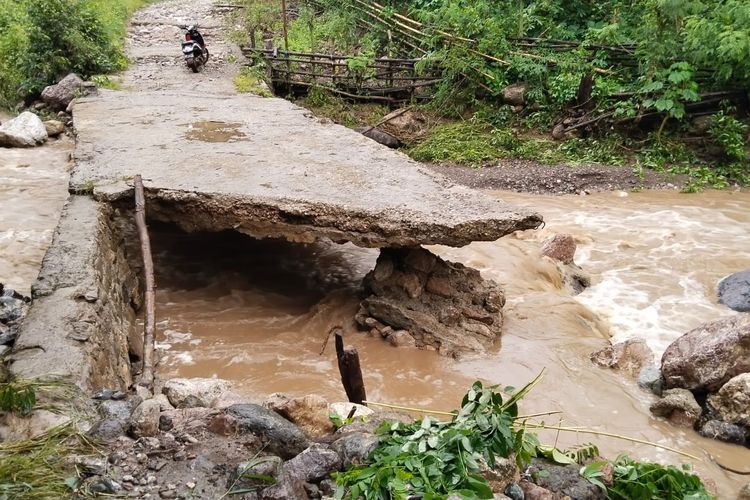 Jembatan penghubung dua Kabupaten di NTT putus akibat diterjang banjir