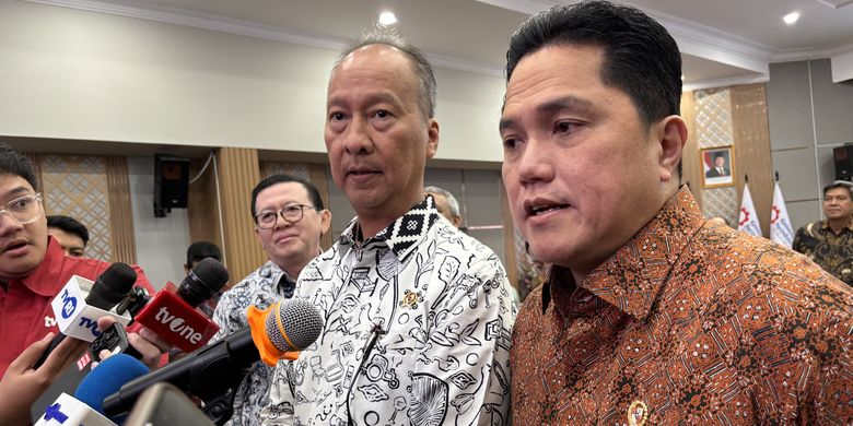 Menteri Perindustrian Agus Gumiwang Kartasasmita dan Menpora Erick Thohir usai penandatanganan MoU, Selasa (25/11/2025)