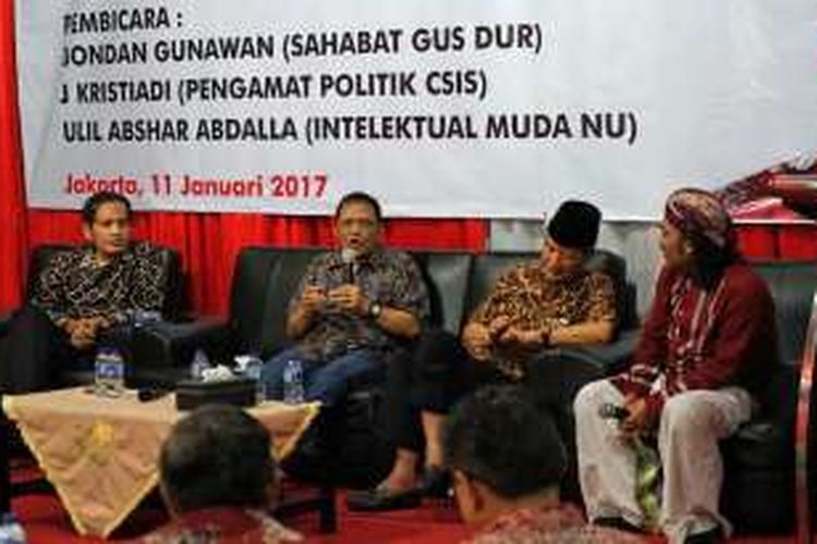 Intelektual Muda NU Ulil Abshar Abdalla, pengamat politik CSIS J.Kristiadi, dan sahabat Gus Dur Bondan Gunawan, dalam acara saresehan mengenang tujuh tahun wafatnya Gus Dur di kantor MMD Initiative, Matraman, Jakarta Pusat, Rabu (11/1/2017). 